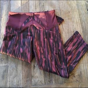 Lululemon Crop Leggings size 6 Red/wine & Black